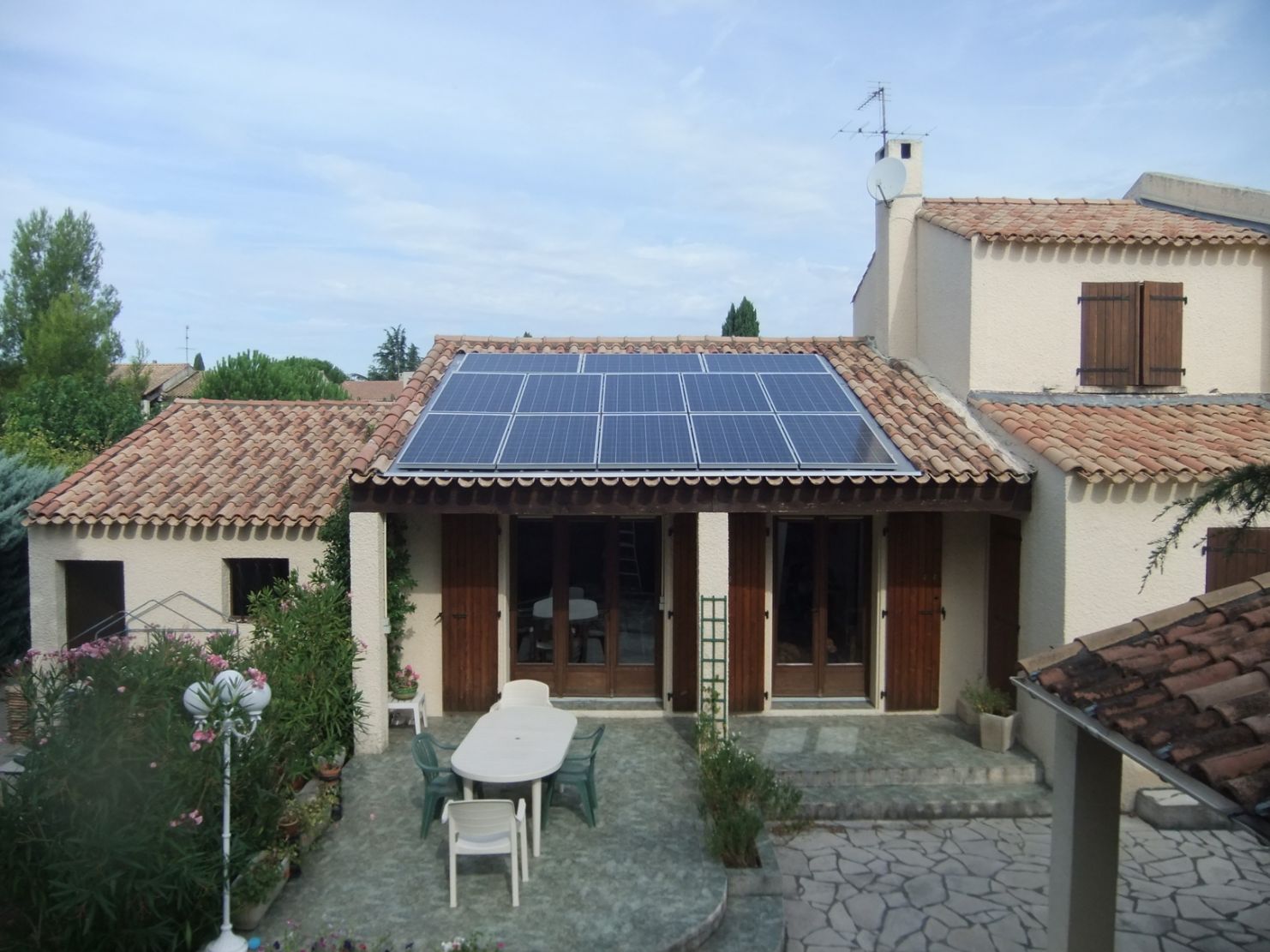 Système solaire photovoltaïque installé par Eh'lectrique sur une toiture en tuile avec une configuration en surimposition de 2990Wc avec vente de surplus de production.
