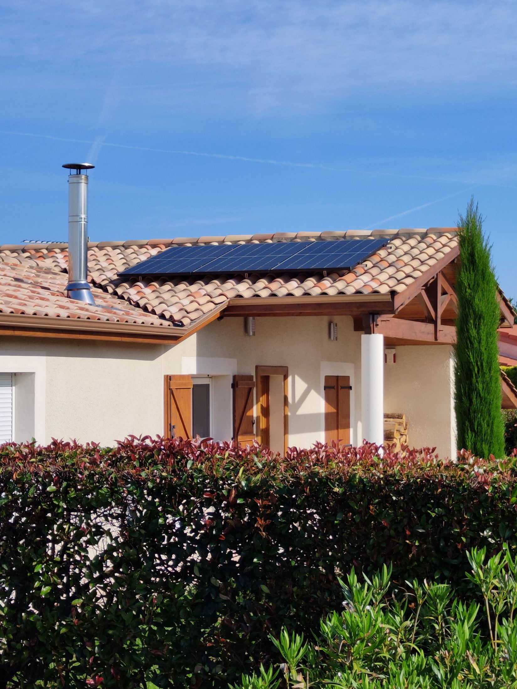 Installation solaire photovoltaïque réalisée par Eh'lectrique sur le pend sud d'une maison près de Montauban, Moissac, Castelsarrasin et Caussade.