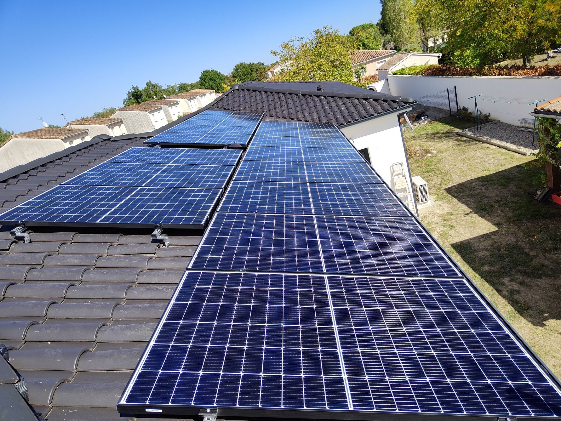 Installation solaire photovoltaïque neuve par Eh'lectrique en surimposition avec un système singlerail K2 sur tuiles. Le système est un kit de 6 KWc de 16 modules 375Wc en 2L portrait 8C pour une surface de 30,m2.