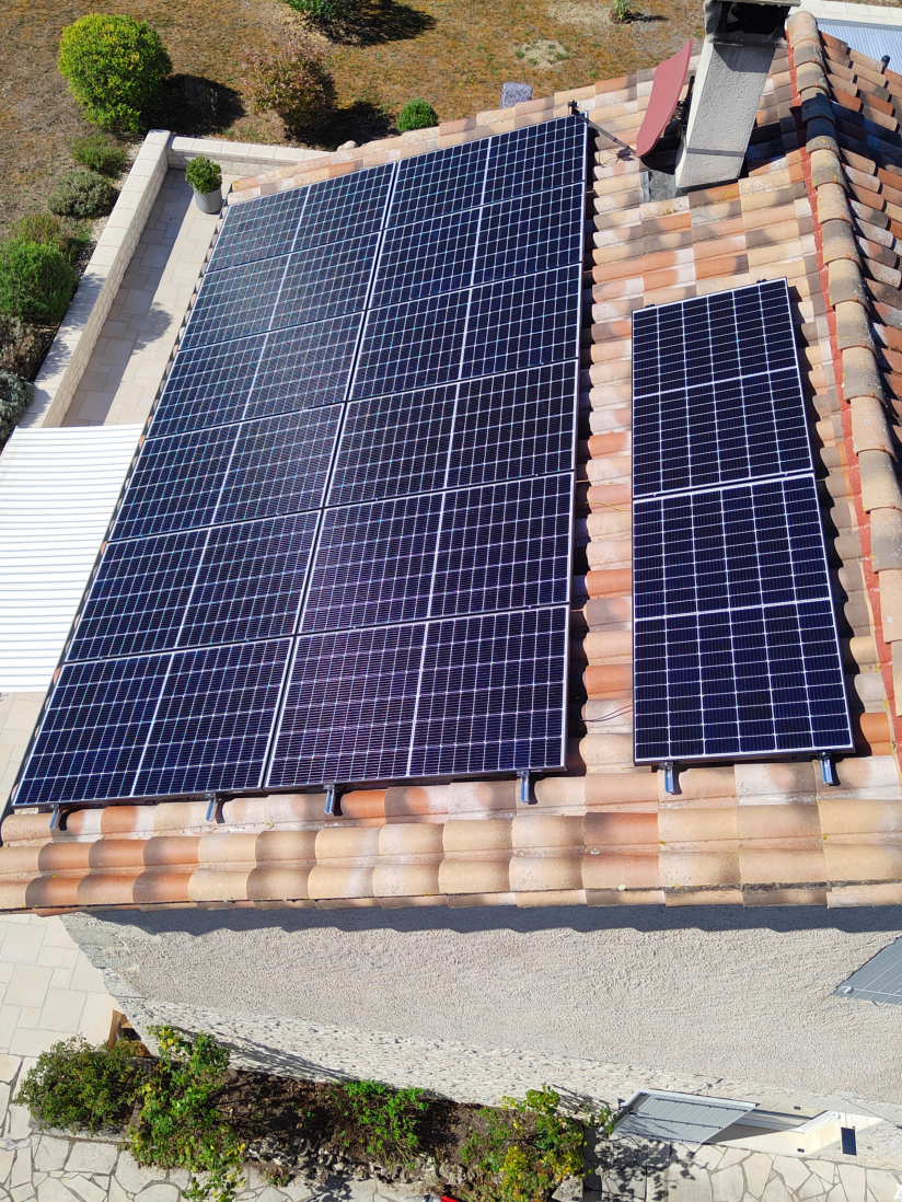 Vue aérienne d'une installation photovoltaïque terminée du système en autoconsommation et revente du surplus de production énergétique.