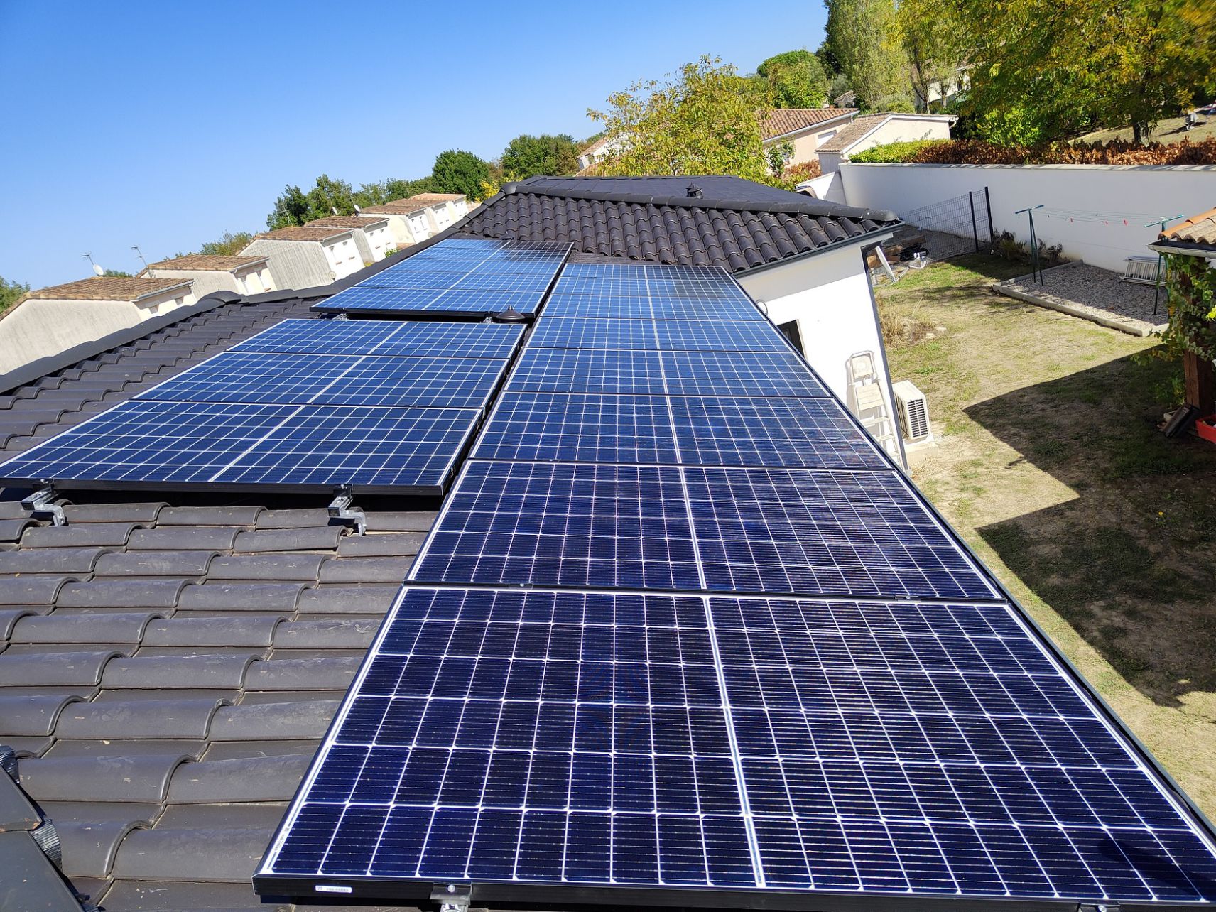 Installation solaire photovoltaïque neuve par Eh'lectrique en surimposition avec un système singlerail K2 sur tuiles. Le système est un kit de 6 KWc de 16 modules 375Wc en 2L portrait 8C pour une surface de 30,m2.